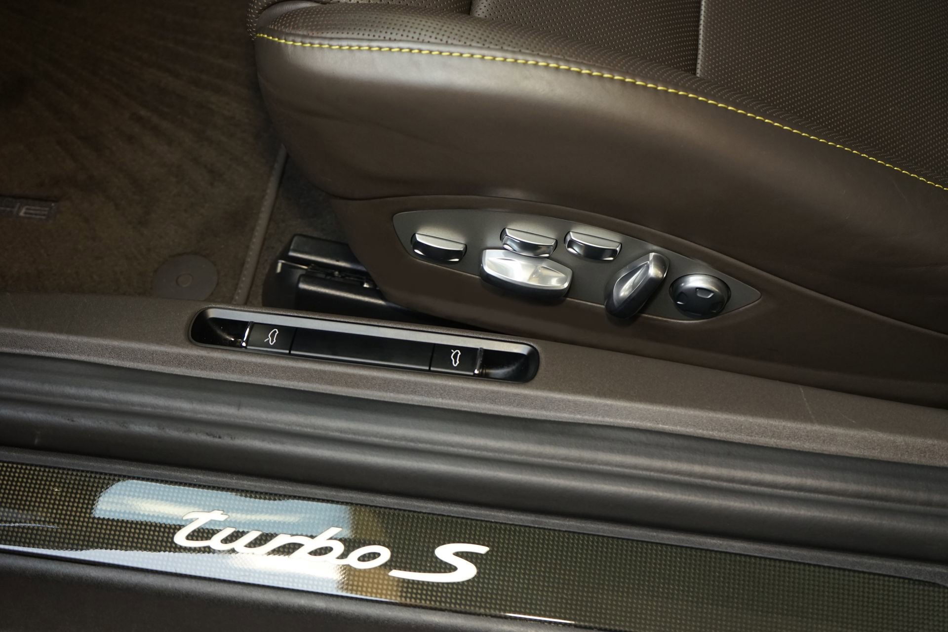 Used 2014 Porsche 911 Turbo S image 24