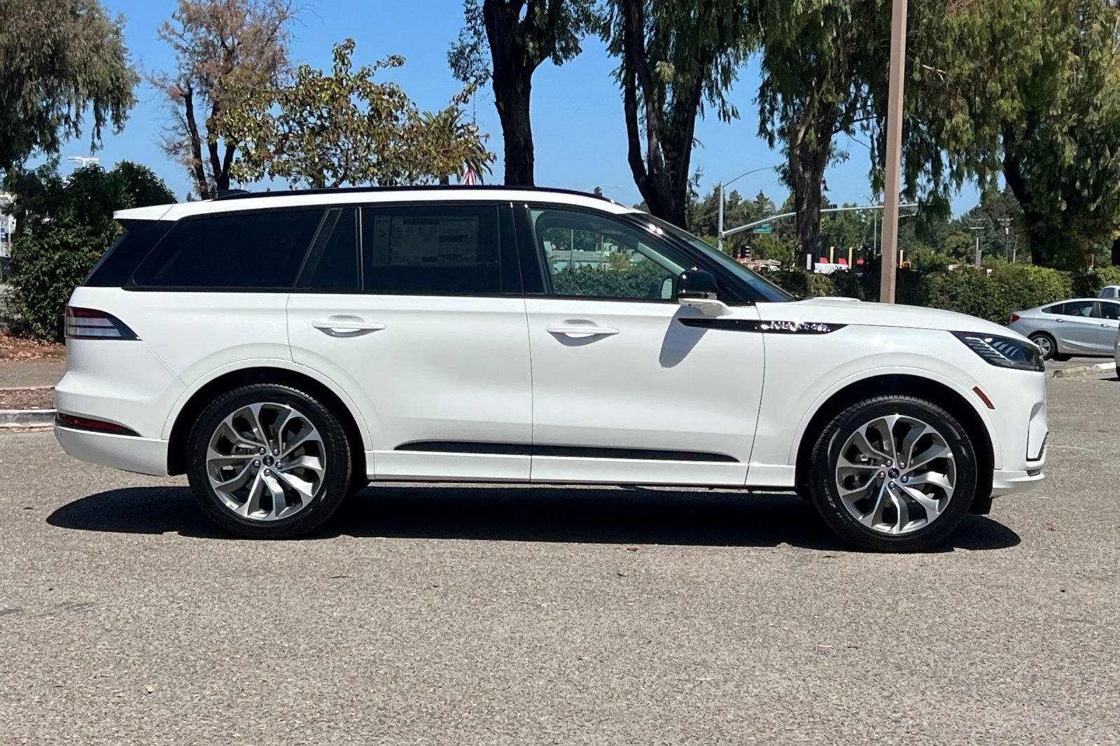 New 2026 Lincoln Aviator 2WD w/ Jet Appearance Package image 3