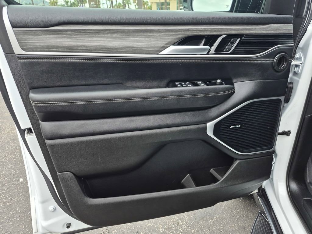 Used 2024 Jeep Wagoneer L Series II image 12