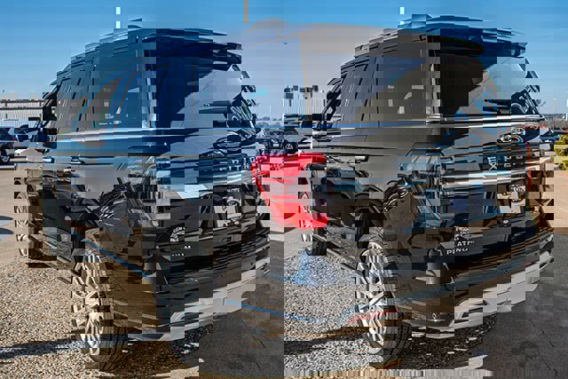 Used 2024 Ford Expedition Platinum image 3