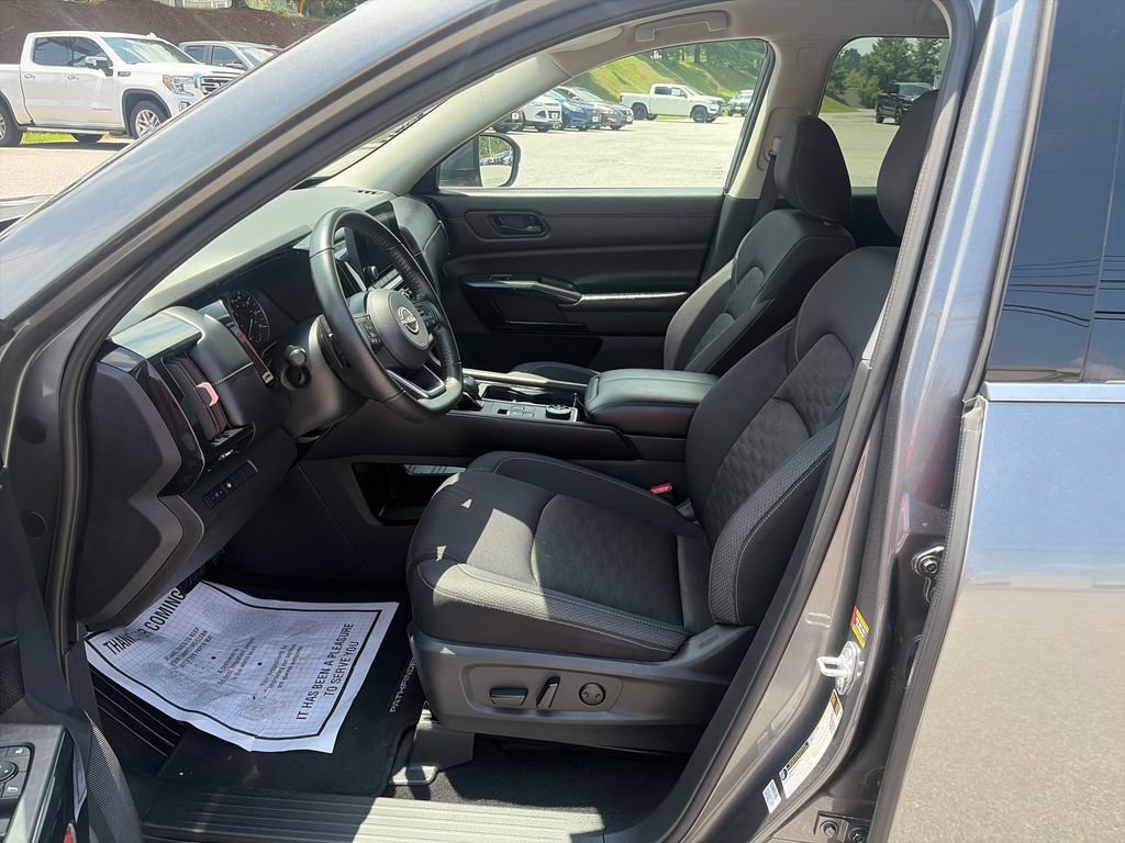 Used 2024 Nissan Pathfinder SV AWD/4WD image 10