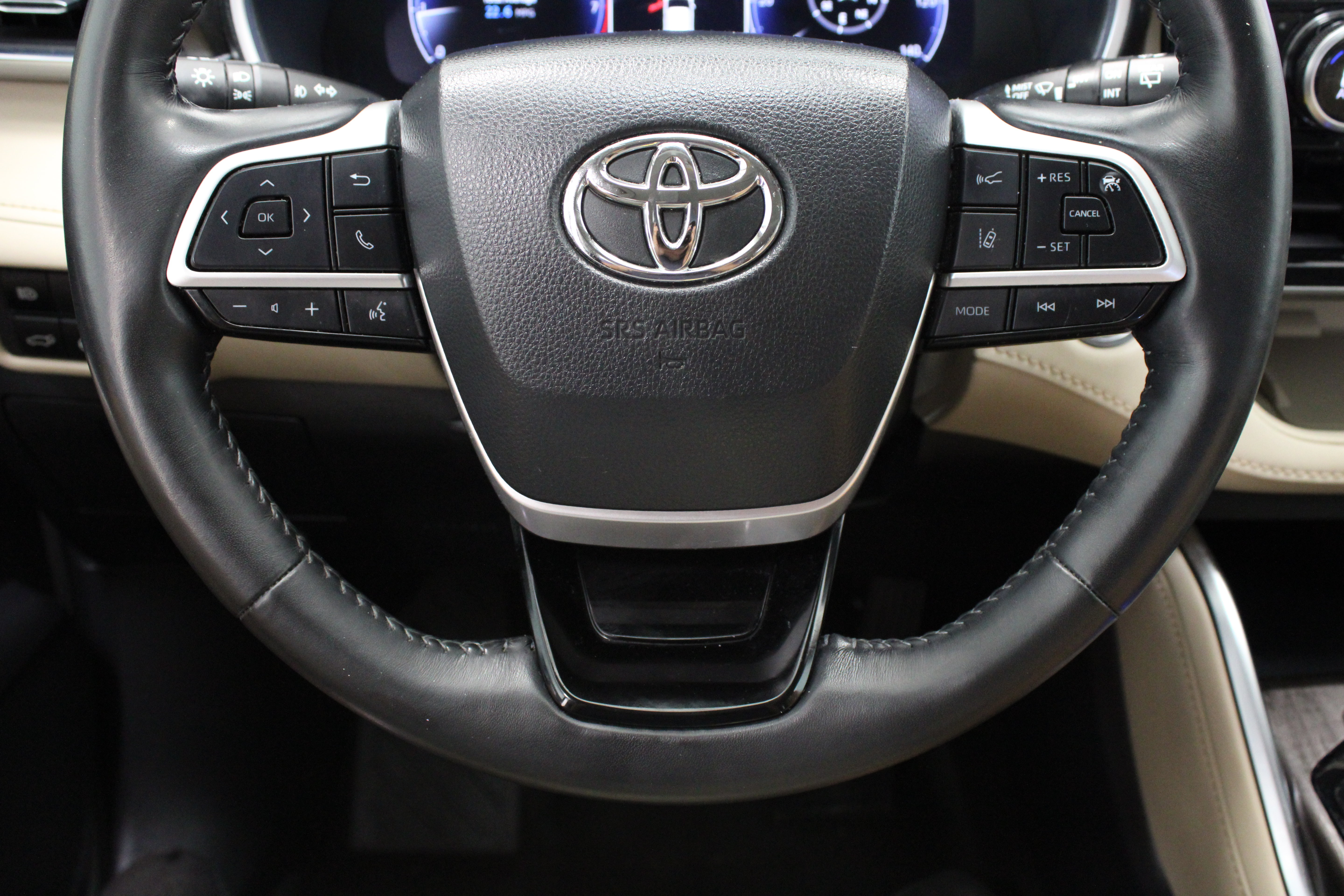 Used 2023 Toyota Highlander Limited FWD image 25