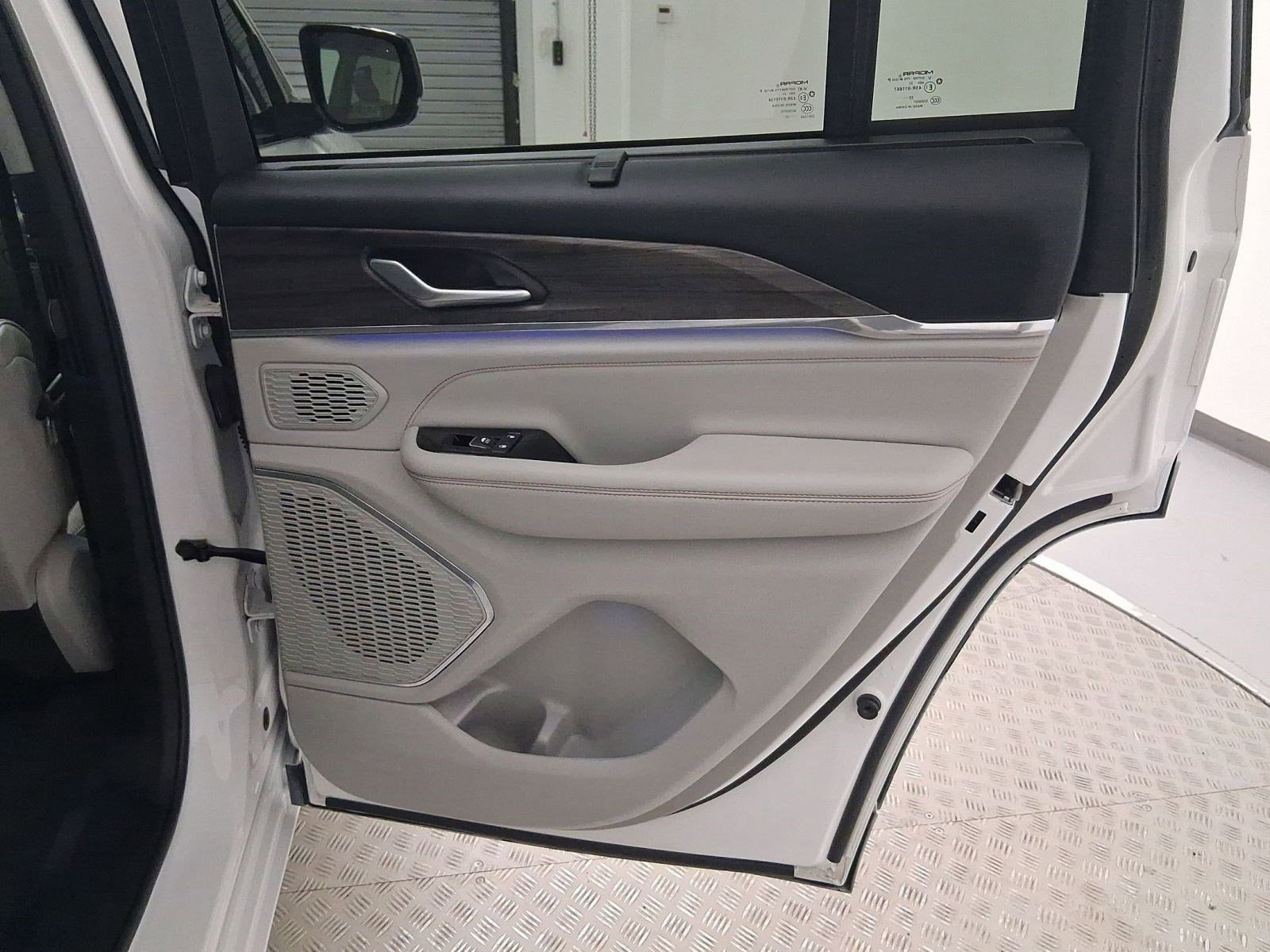 Used 2023 Jeep Grand Cherokee Overland w/ Adv Protech Group III image 33