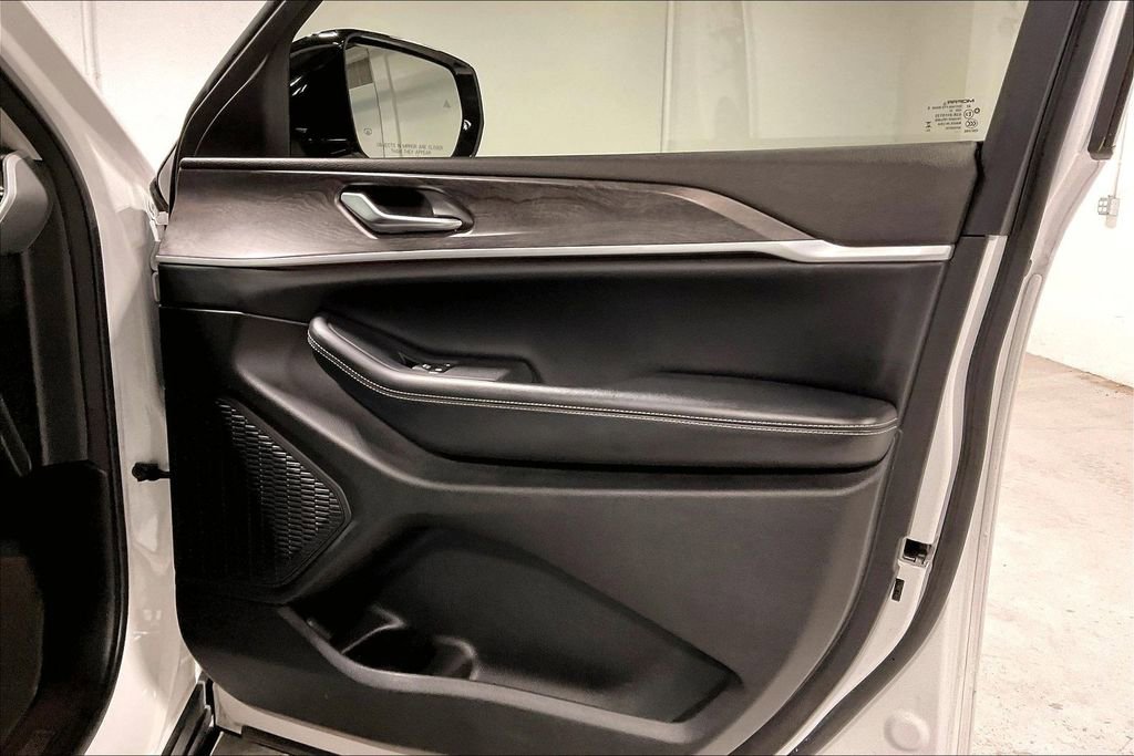 Used 2023 Jeep Grand Cherokee Limited image 22