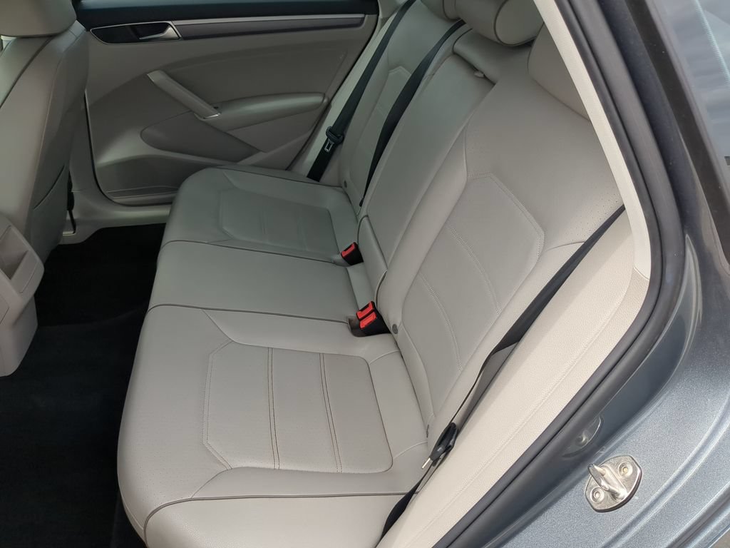 Used 2018 Volkswagen Passat 2.0T R-Line w/ R-Line Lighting Package FWD image 17