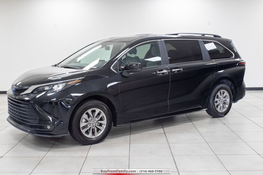 Used 2025 Toyota Sienna XLE image 1