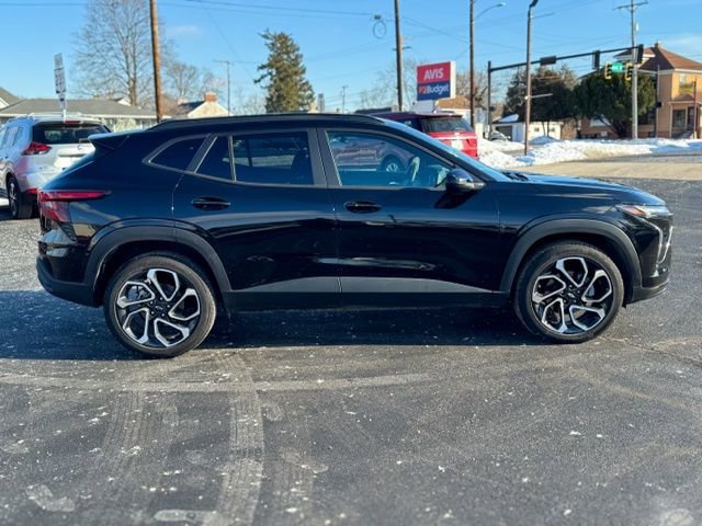 Used 2025 Chevrolet Trax RS w/ Sunroof Package image 9