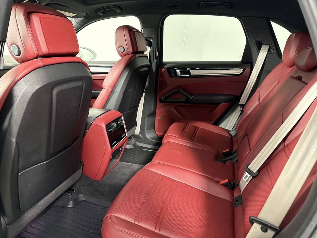 Certified 2022 Porsche Cayenne Platinum Edition image 26