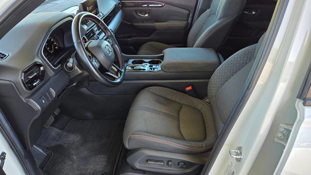 Used 2025 Honda Pilot Sport image 13