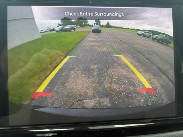 Used 2023 Chrysler Pacifica Touring-L FWD image 4