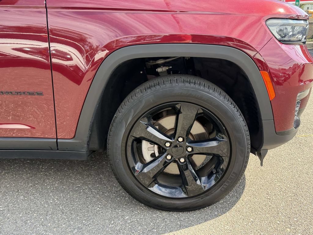 Certified 2025 Jeep Grand Cherokee L Limited w/ Black Appearance Package AWD/4WD image 16