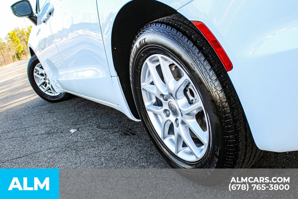 Used 2023 Chrysler Pacifica Touring-L image 15