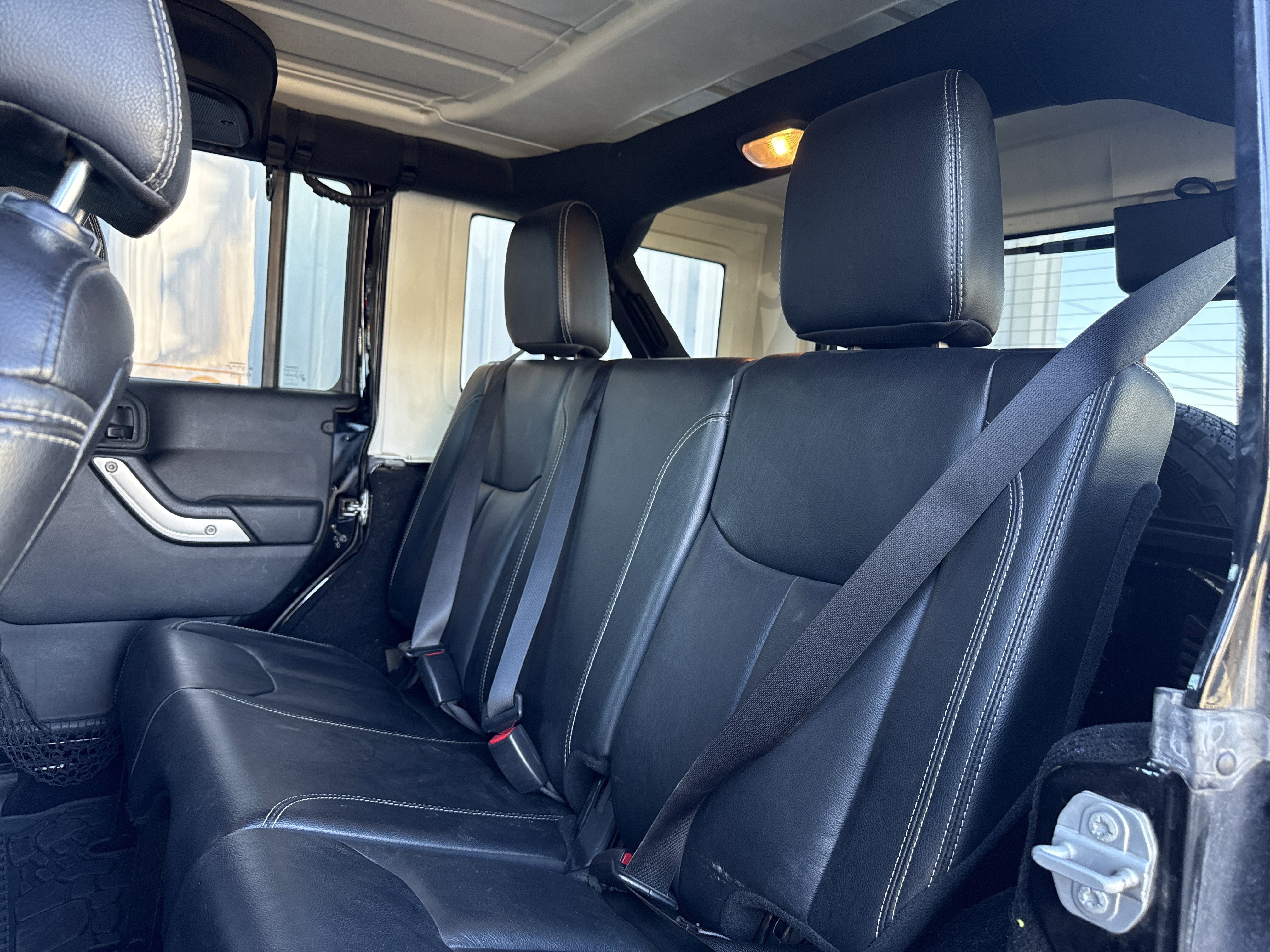 Used 2018 Jeep Wrangler Unlimited Sahara w/ Connectivity Group image 27