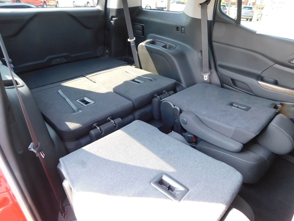 Used 2023 GMC Acadia SLE w/ Driver Convenience Package FWD image 29