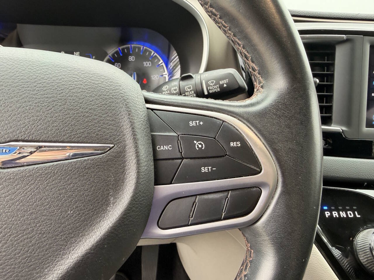 Used 2018 Chrysler Pacifica Touring-L FWD image 14