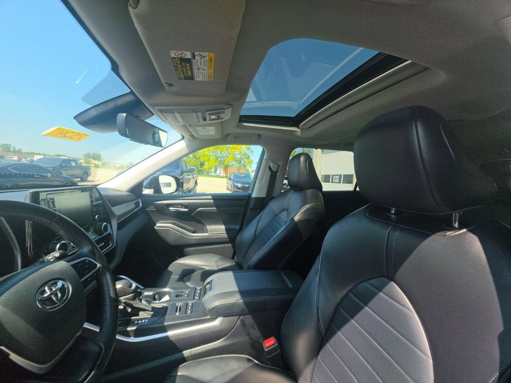 Used 2022 Toyota Highlander XLE AWD/4WD image 14