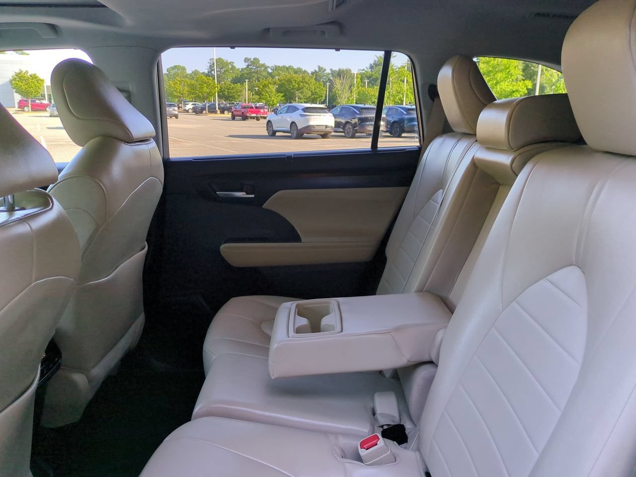 Used 2023 Toyota Highlander XLE AWD/4WD image 14