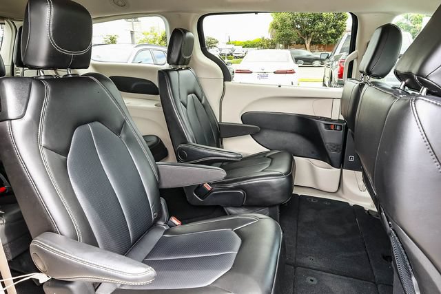 Used 2024 Chrysler Pacifica Touring-L FWD image 19