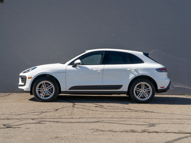 Certified 2025 Porsche Macan image 2