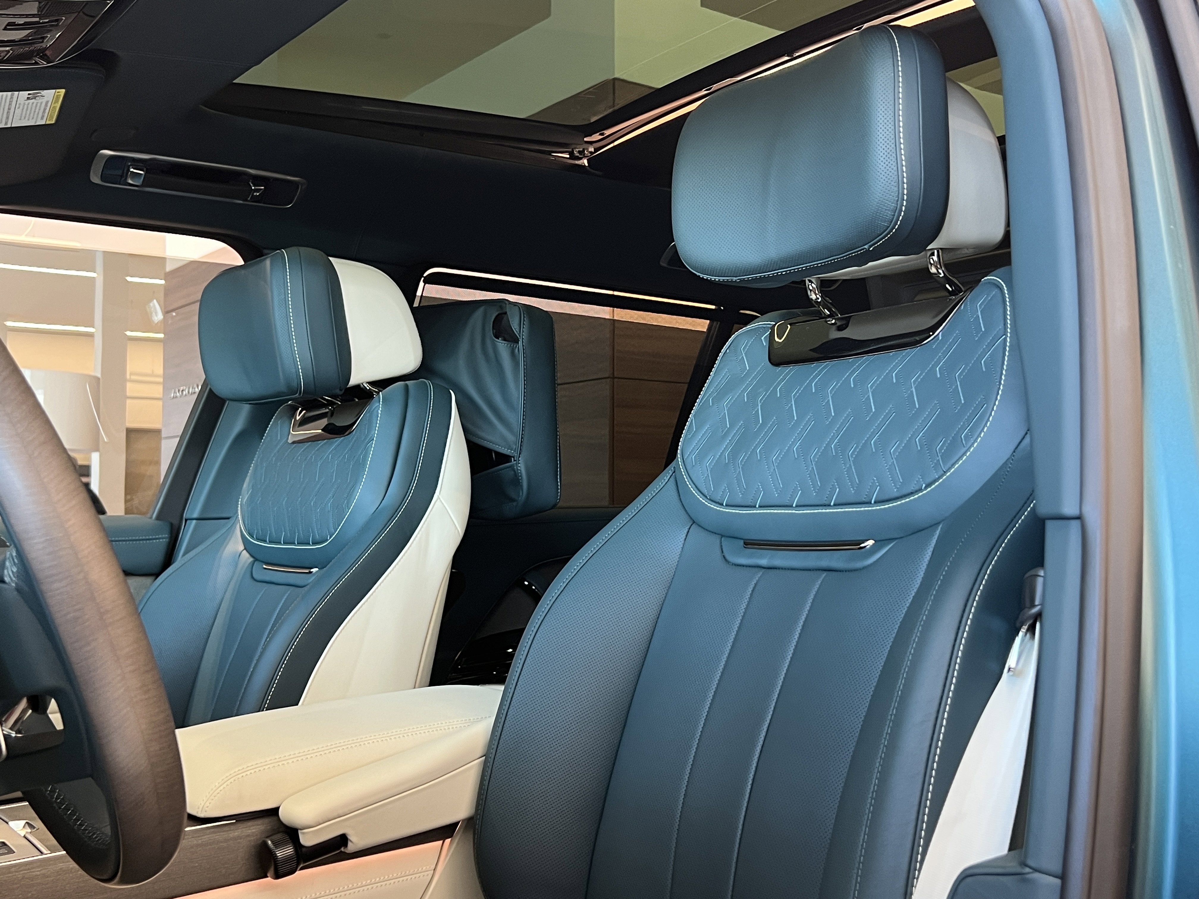 New 2025 Land Rover Range Rover SV AWD/4WD image 22