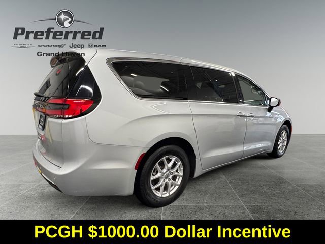 Used 2024 Chrysler Pacifica Touring-L image 17