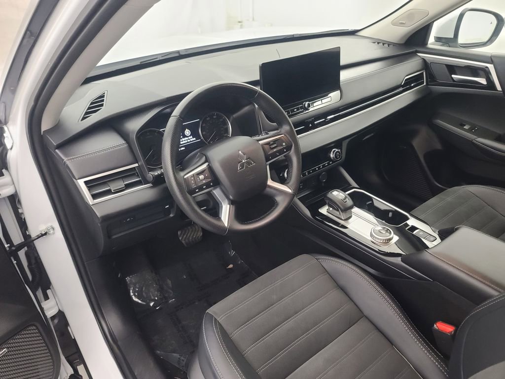 Used 2025 Mitsubishi Outlander SE AWD/4WD image 24