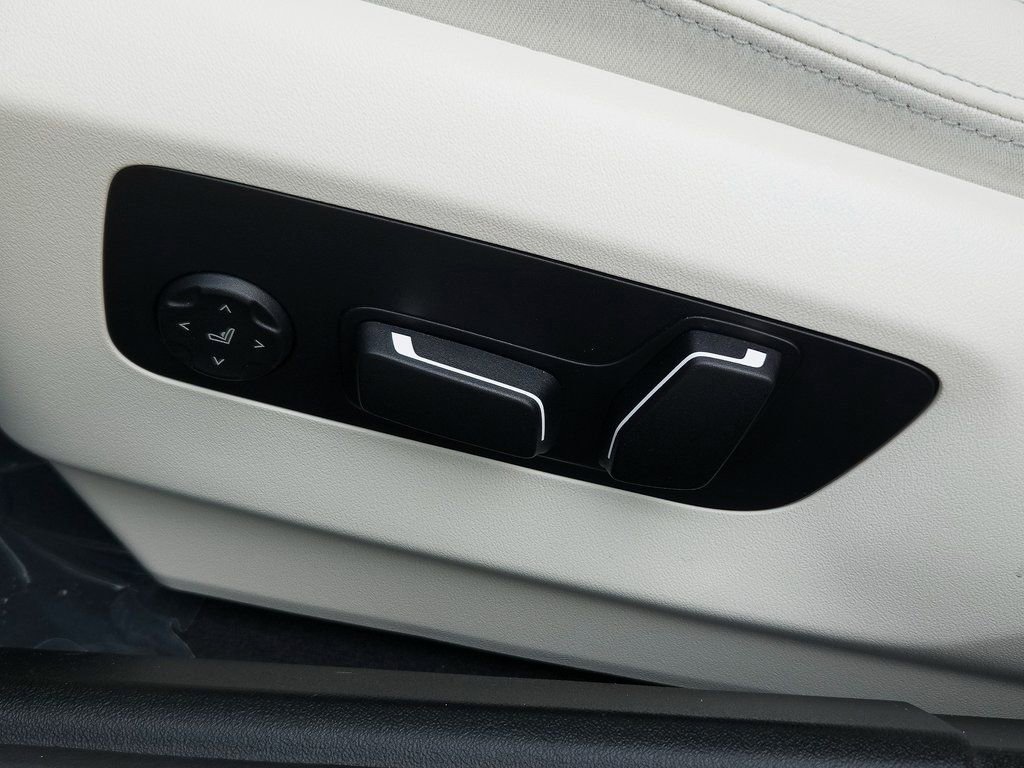 Certified 2025 BMW 530i image 9