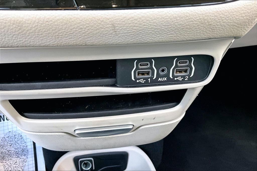 Used 2024 Chrysler Pacifica Limited FWD image 16
