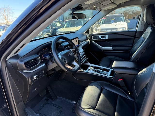 Used 2022 Ford Explorer XLT w/ Equipment Group 202A image 3