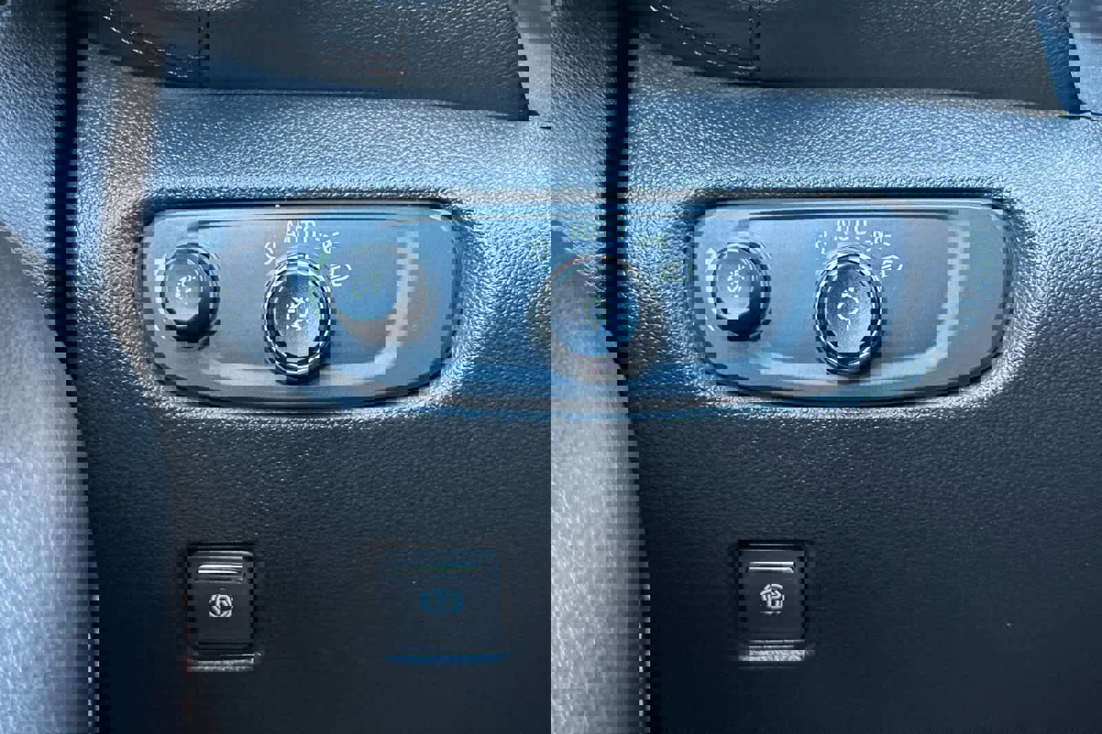 Used 2022 Chevrolet Blazer Premier w/ Enhanced Convenience Package AWD/4WD image 32