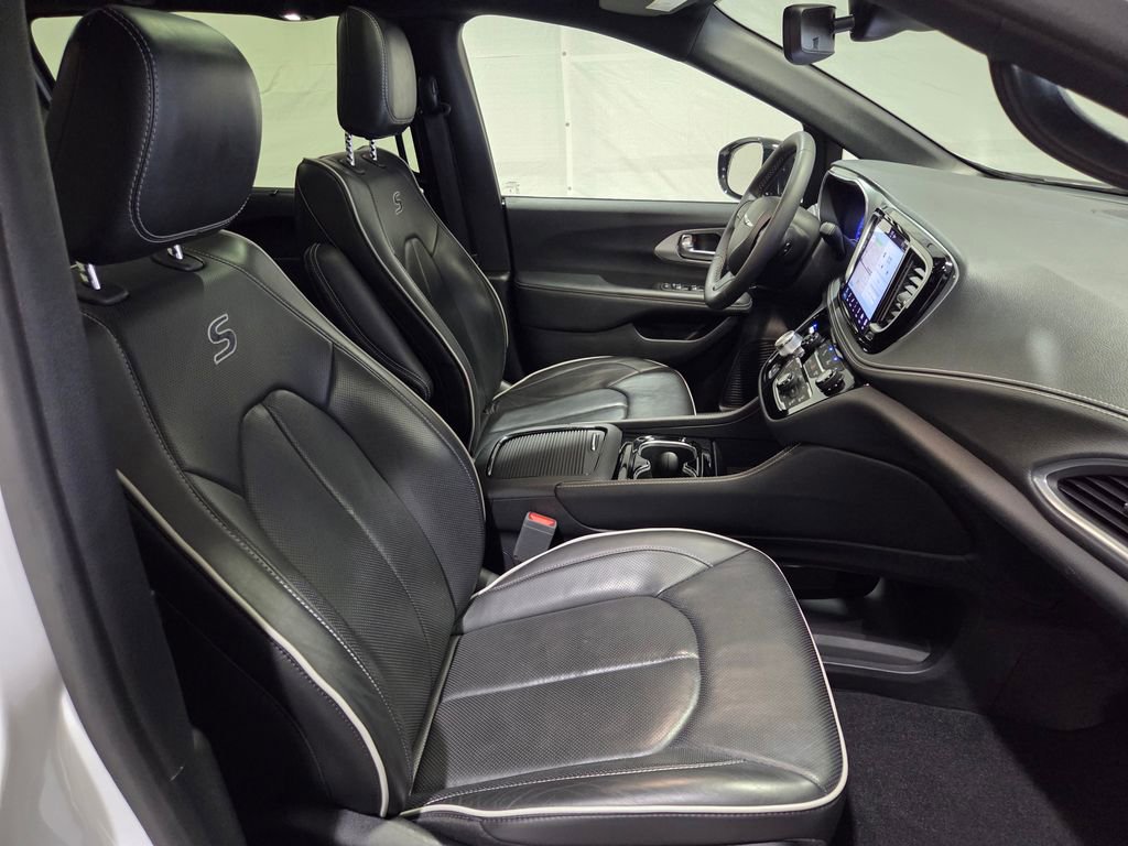 Certified 2025 Chrysler Pacifica Limited image 11