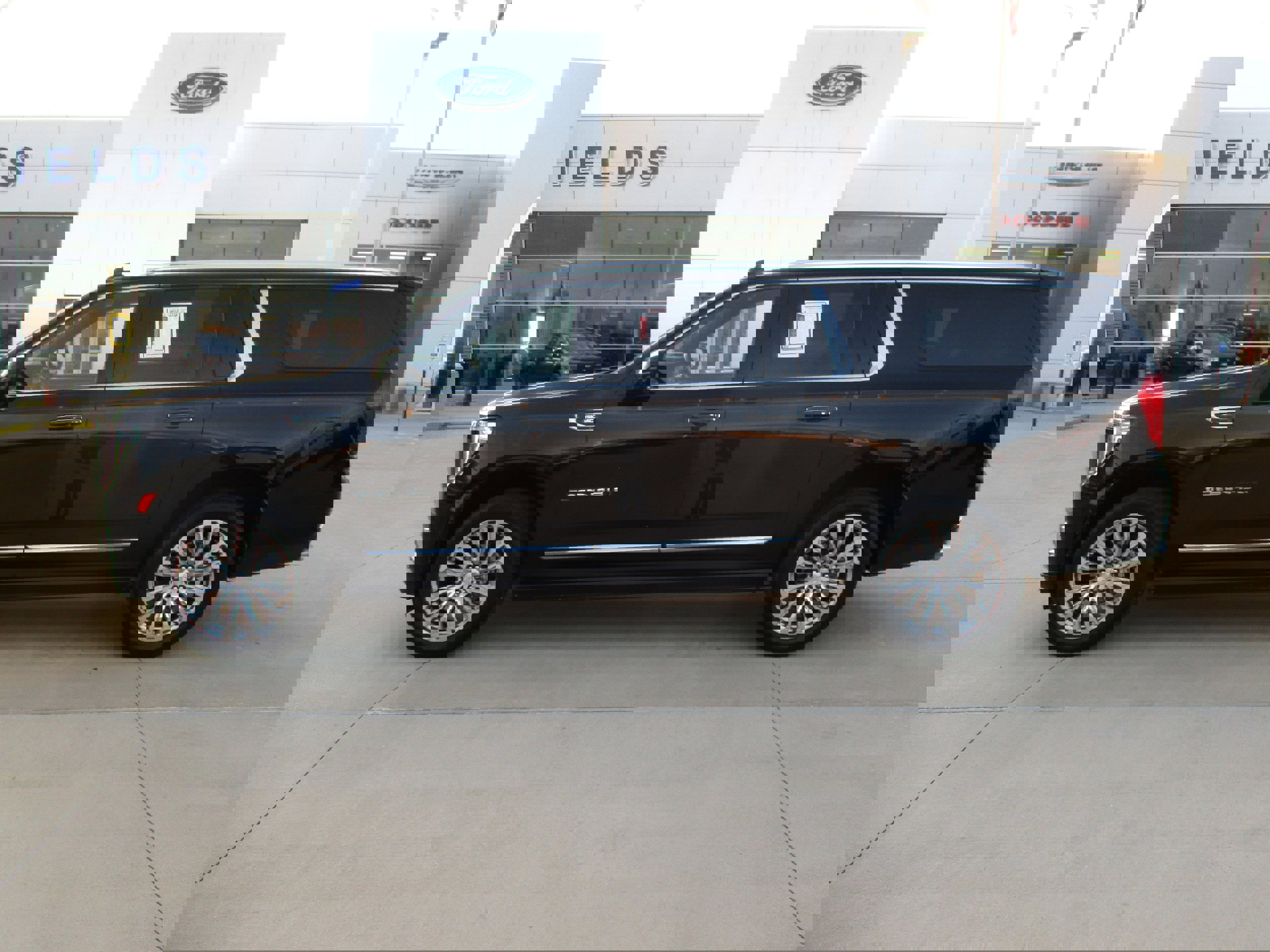 Used 2022 GMC Yukon XL Denali w/ Max Trailering Package image 2
