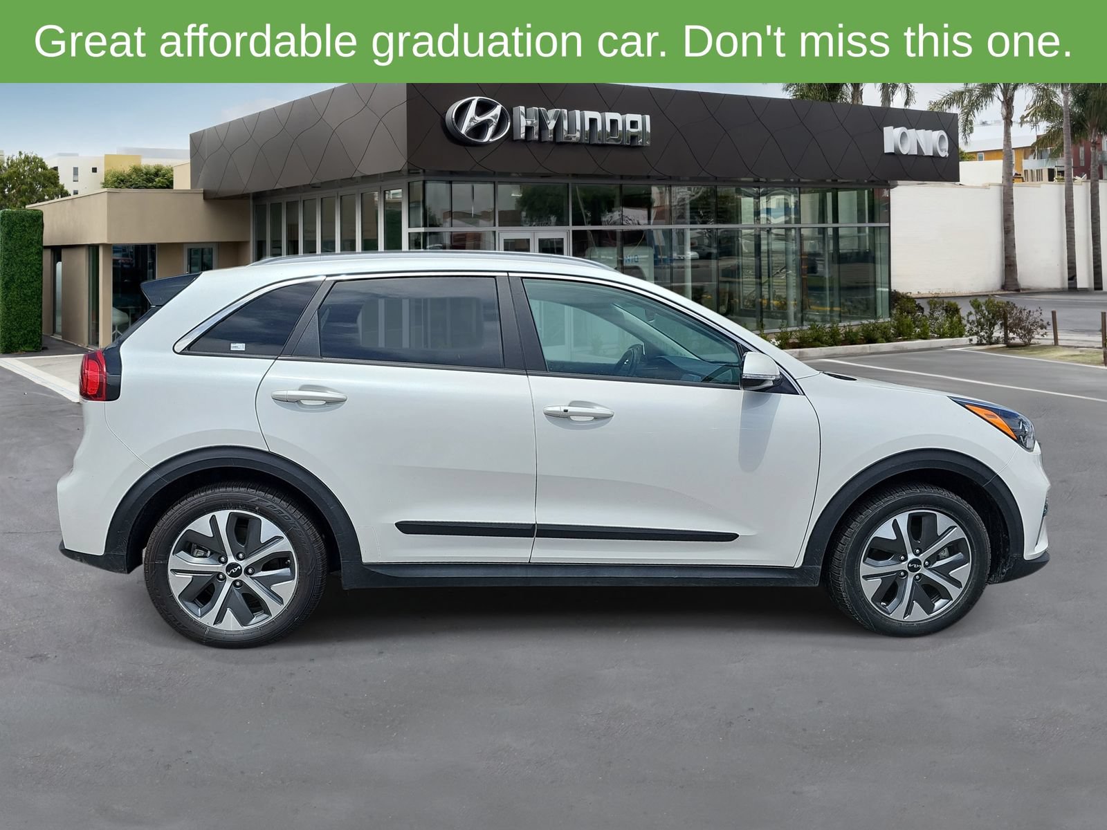 Used 2022 Kia Niro EX Premium w/ Cold Weather Package FWD image 2