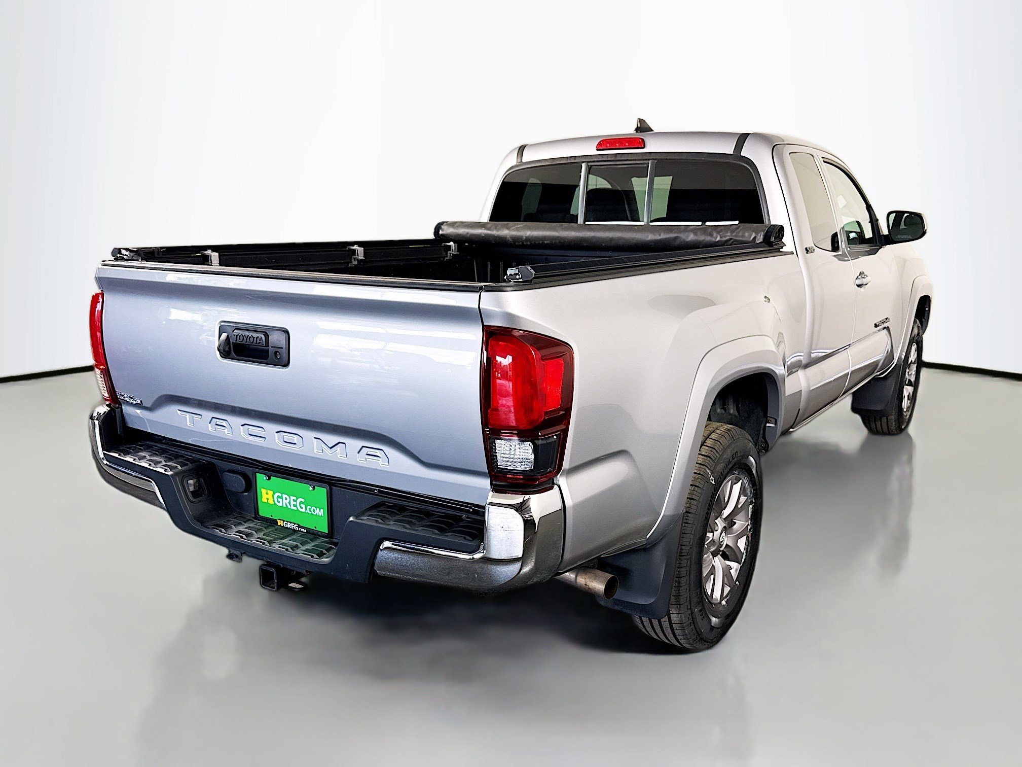 Used 2018 Toyota Tacoma SR5 w/ SR5 Appearance Package (SM) image 10