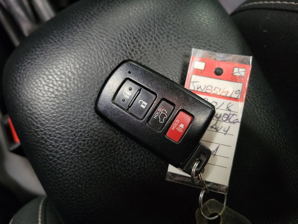 Used 2018 Toyota RAV4 XLE AWD/4WD image 17