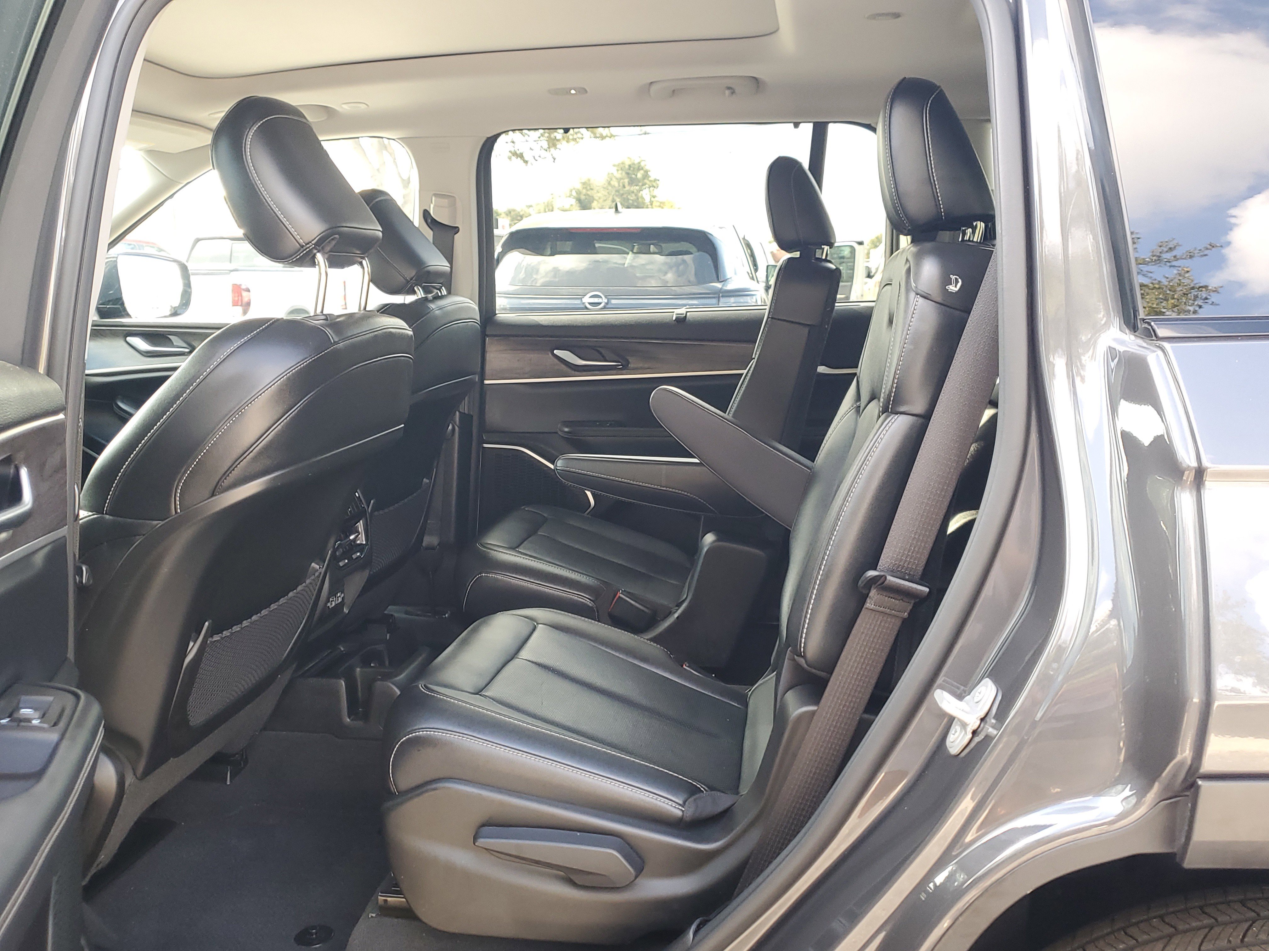 Used 2022 Jeep Grand Cherokee L Limited w/ Luxury Tech Group II image 13