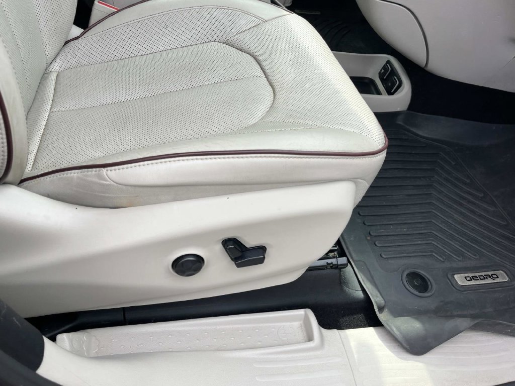 Used 2020 Chrysler Pacifica Limited FWD image 30