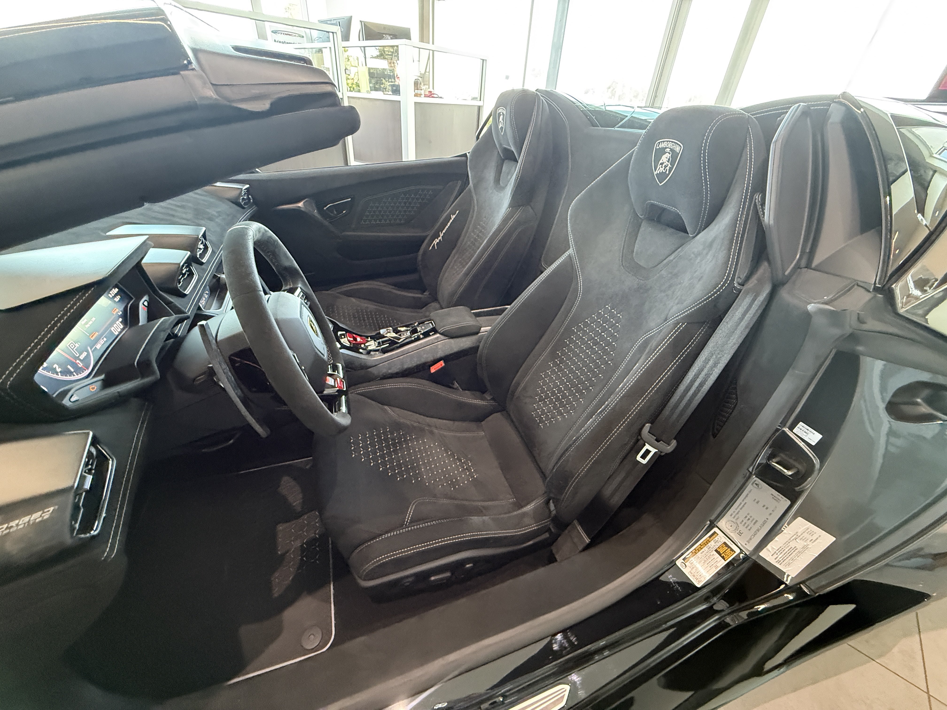 Used 2019 Lamborghini Huracan Performante AWD/4WD image 15