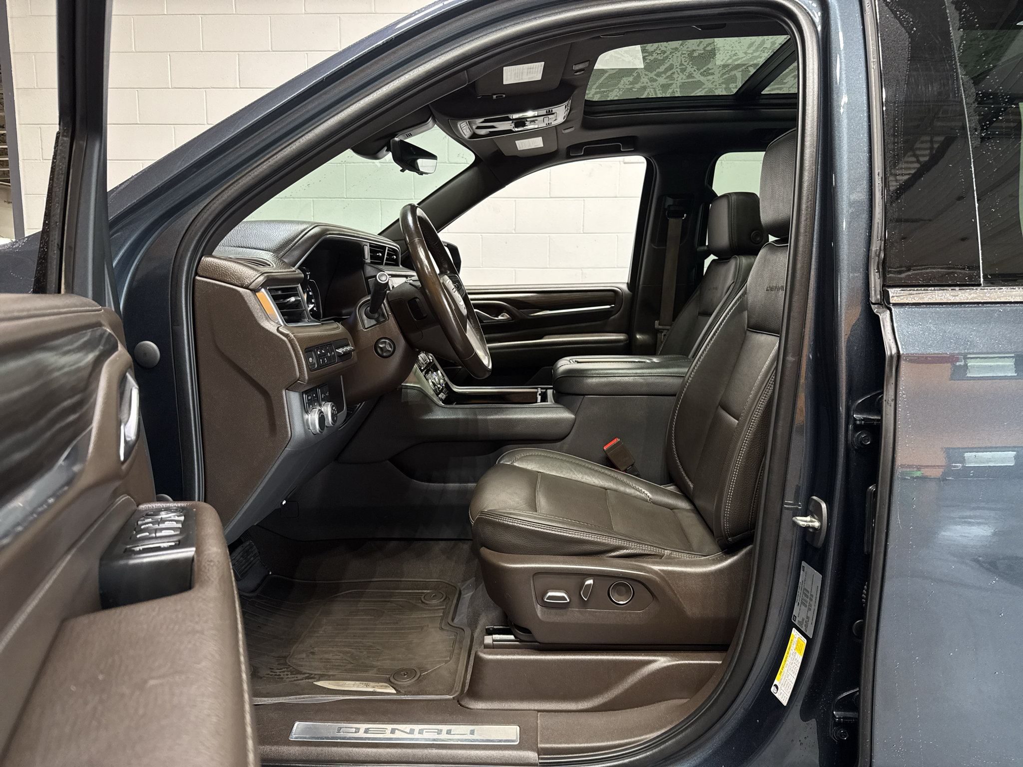 Used 2021 GMC Yukon XL Denali w/ Denali Premium Package AWD/4WD image 19