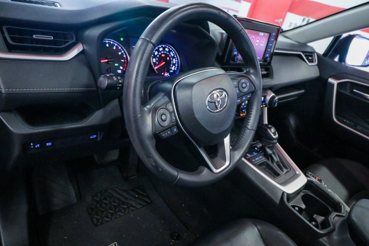 Used 2020 Toyota RAV4 XLE Premium FWD image 12