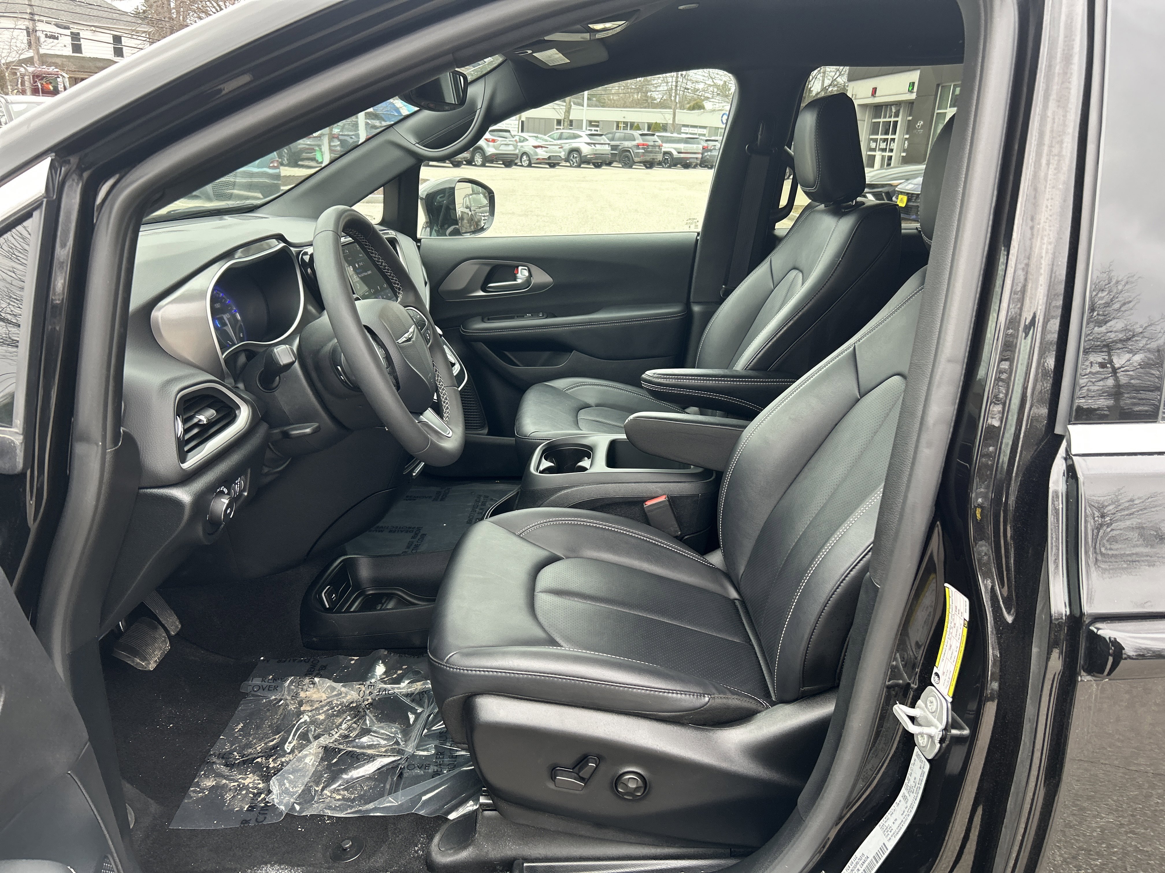 Used 2025 Chrysler Pacifica Select FWD image 14