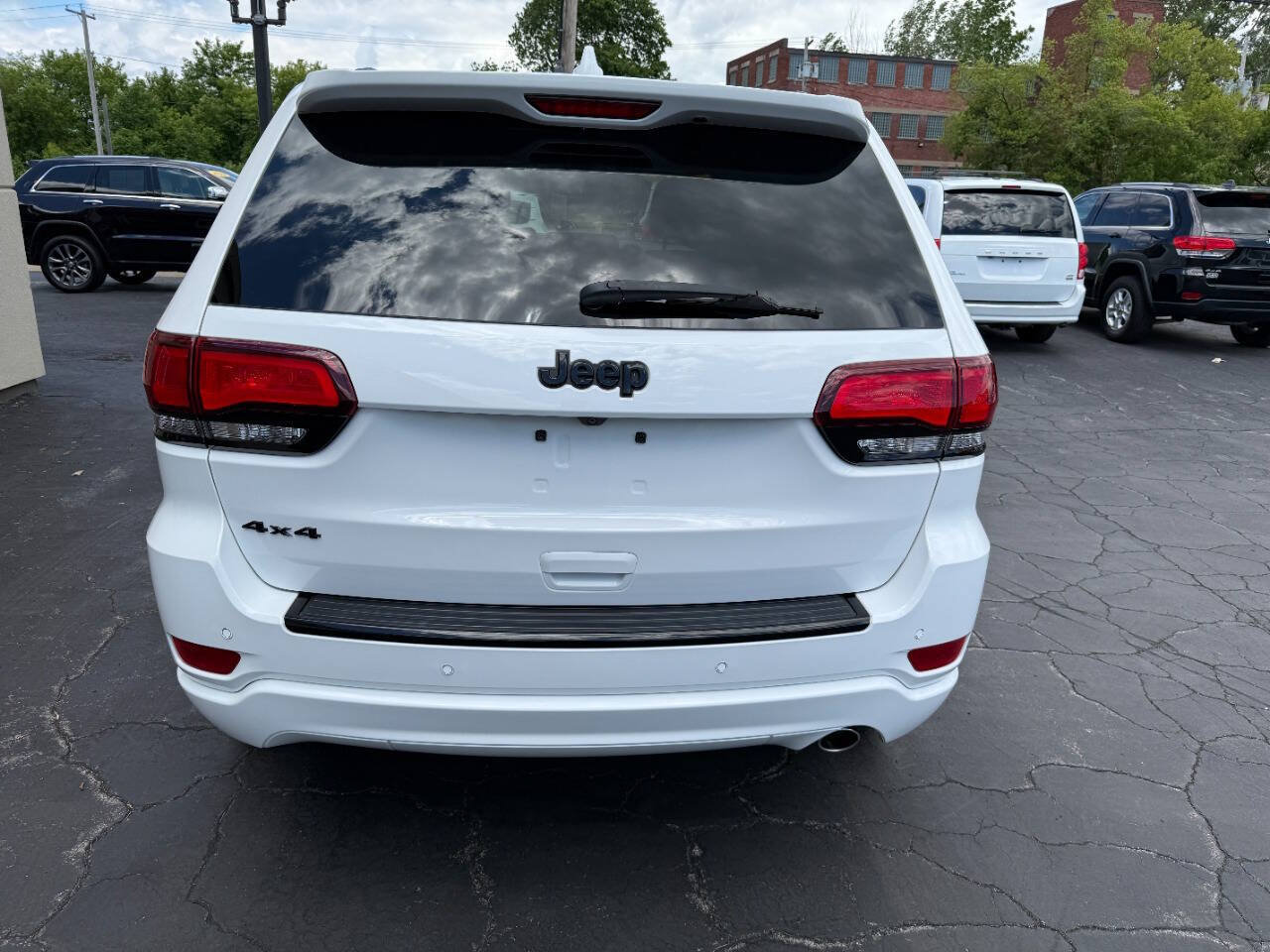 Used 2018 Jeep Grand Cherokee Altitude AWD/4WD image 5