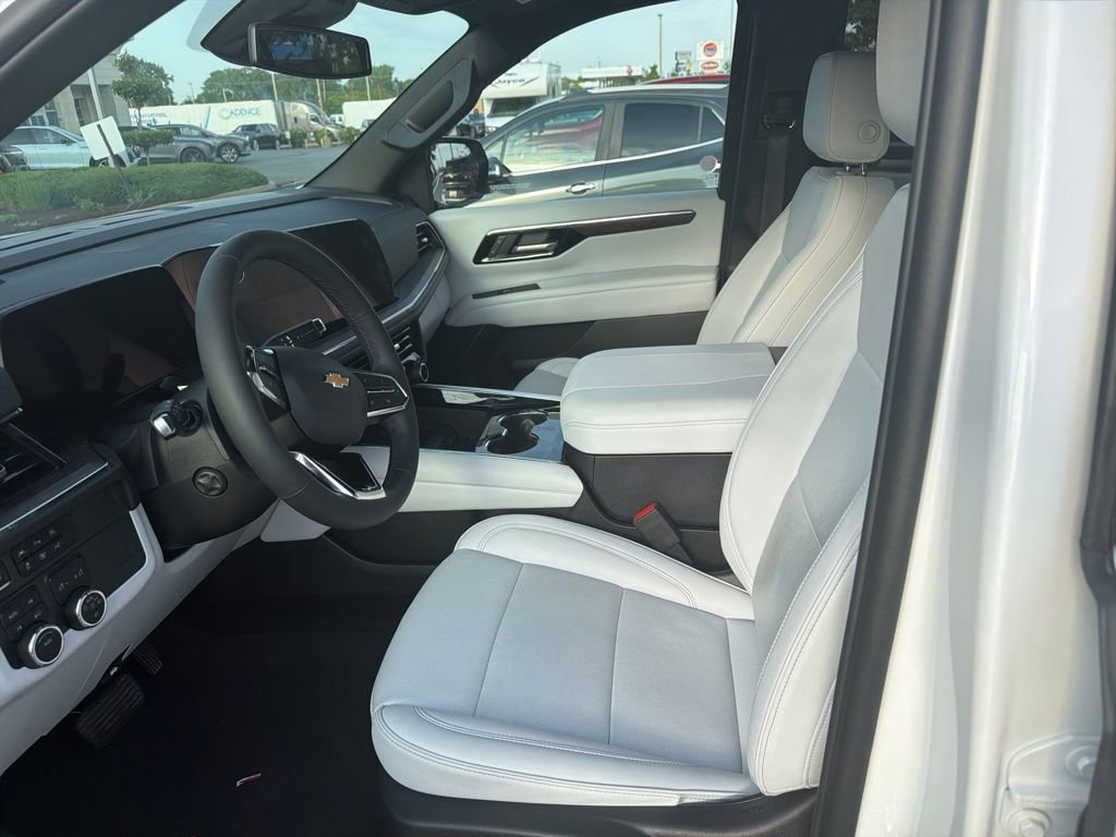 Used 2025 Chevrolet Suburban Premier AWD/4WD image 7