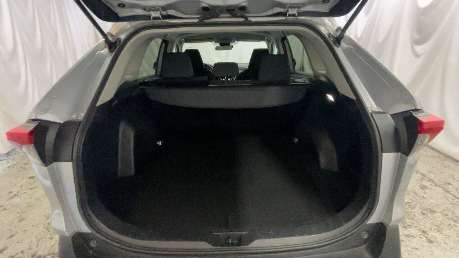 Used 2022 Toyota RAV4 LE AWD/4WD image 23