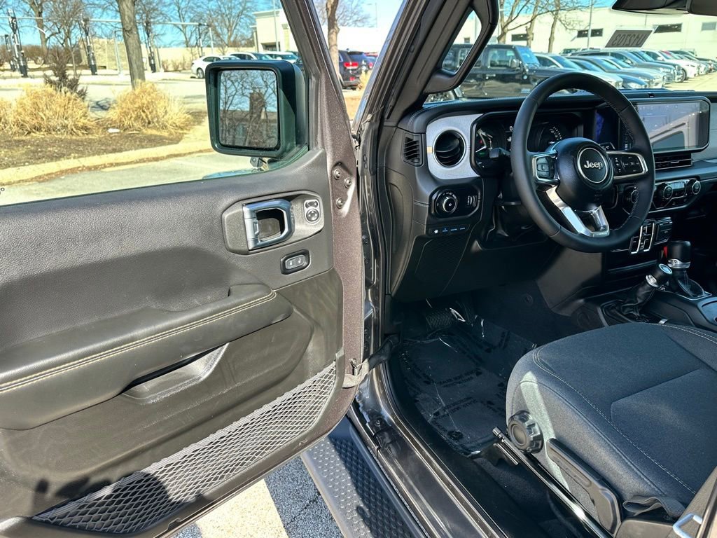 Used 2025 Jeep Wrangler Unlimited Sahara image 16
