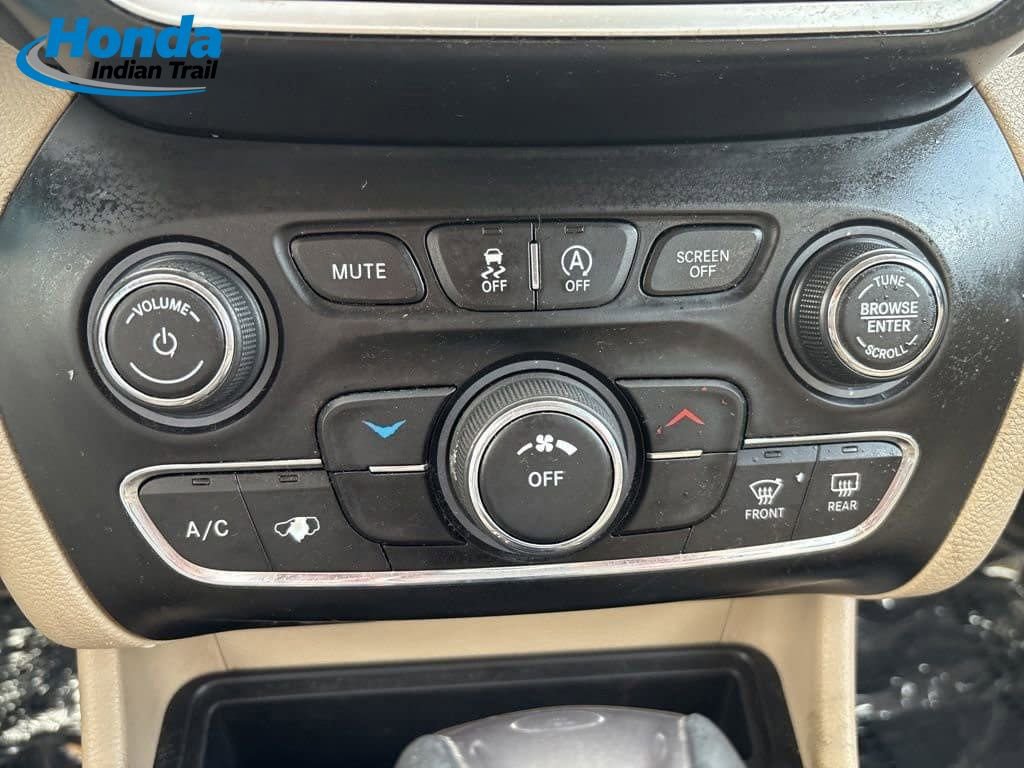 Used 2019 Jeep Cherokee Latitude w/ Popular Appearance Group image 16