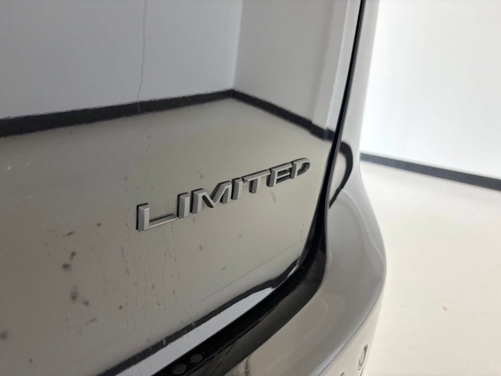Used 2025 Chrysler Pacifica Limited FWD image 28