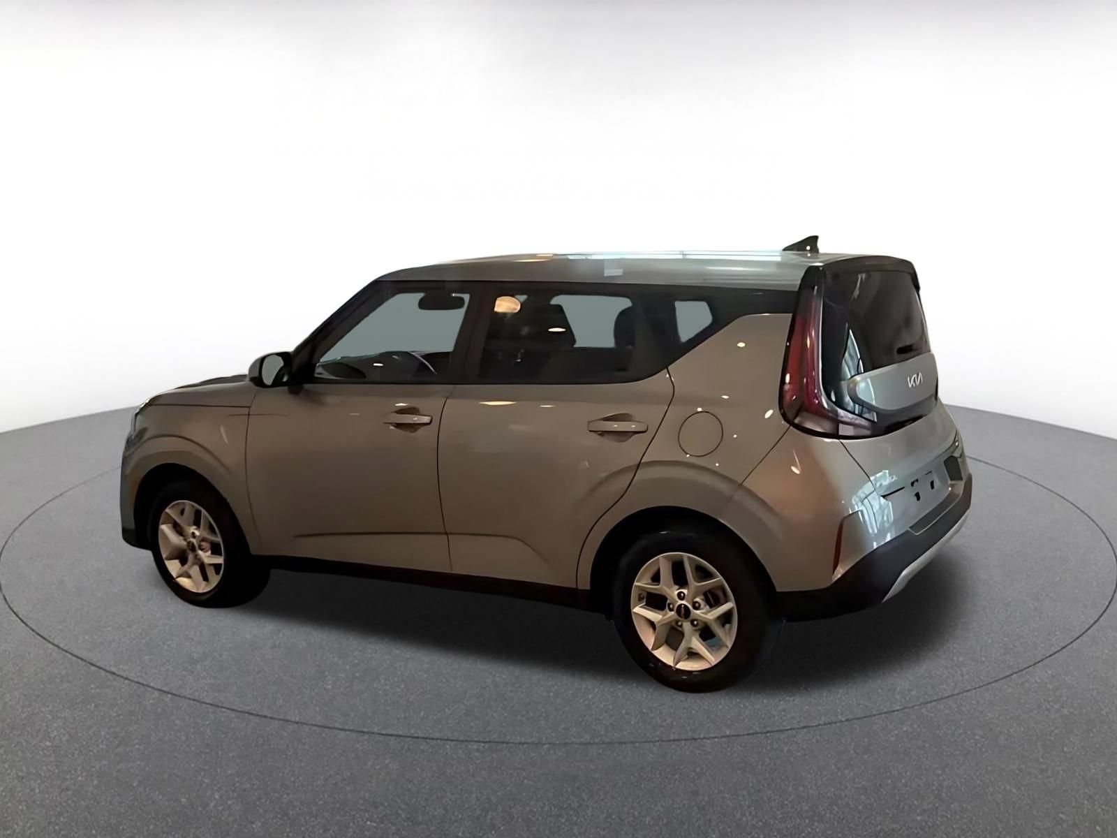 Used 2025 Kia Soul LX w/ LX Technology Package FWD image 7