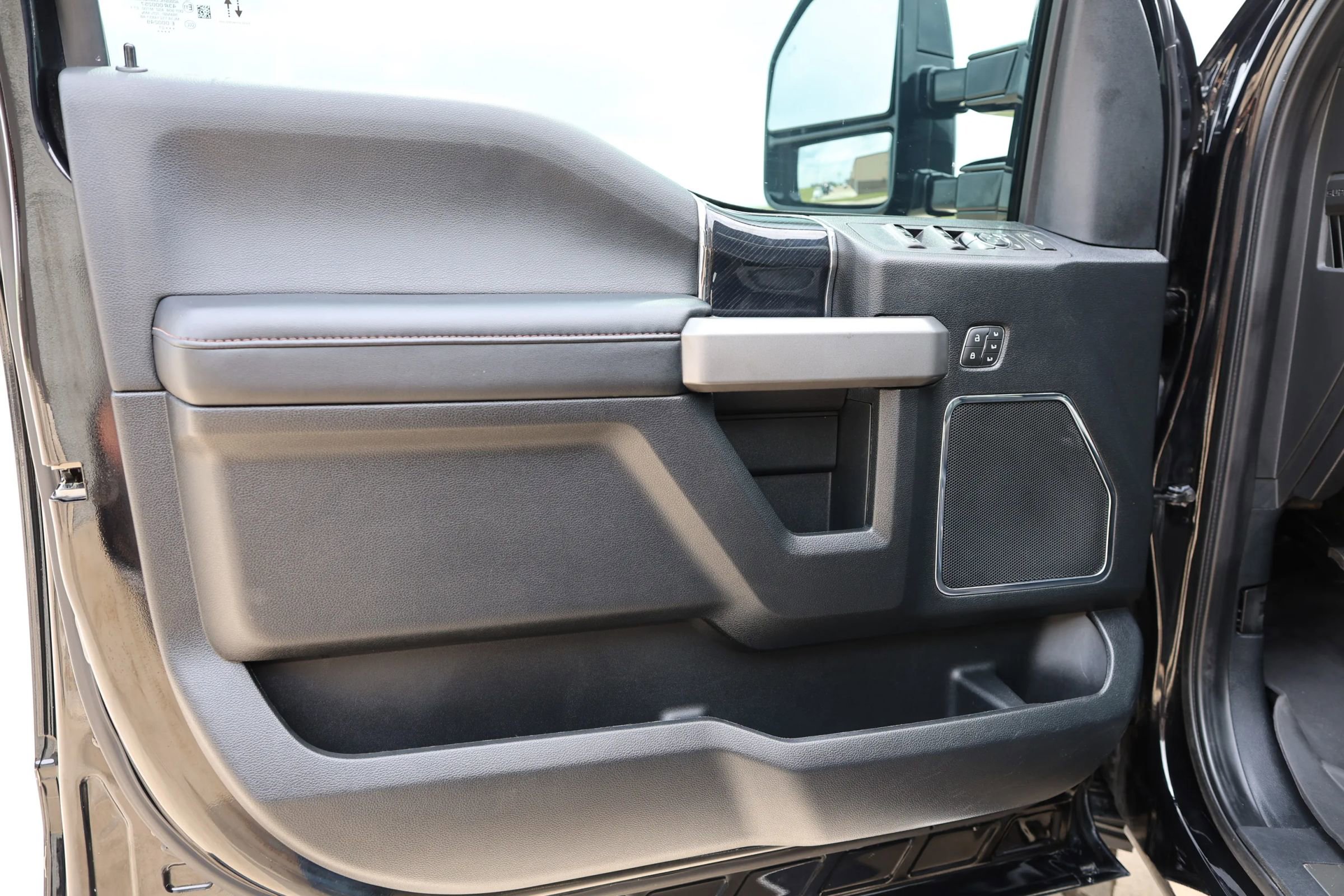 Used 2021 Ford F350 Platinum w/ FX4 Off-Road Package image 30