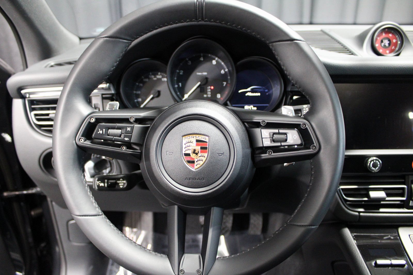Certified 2025 Porsche Macan AWD/4WD image 28